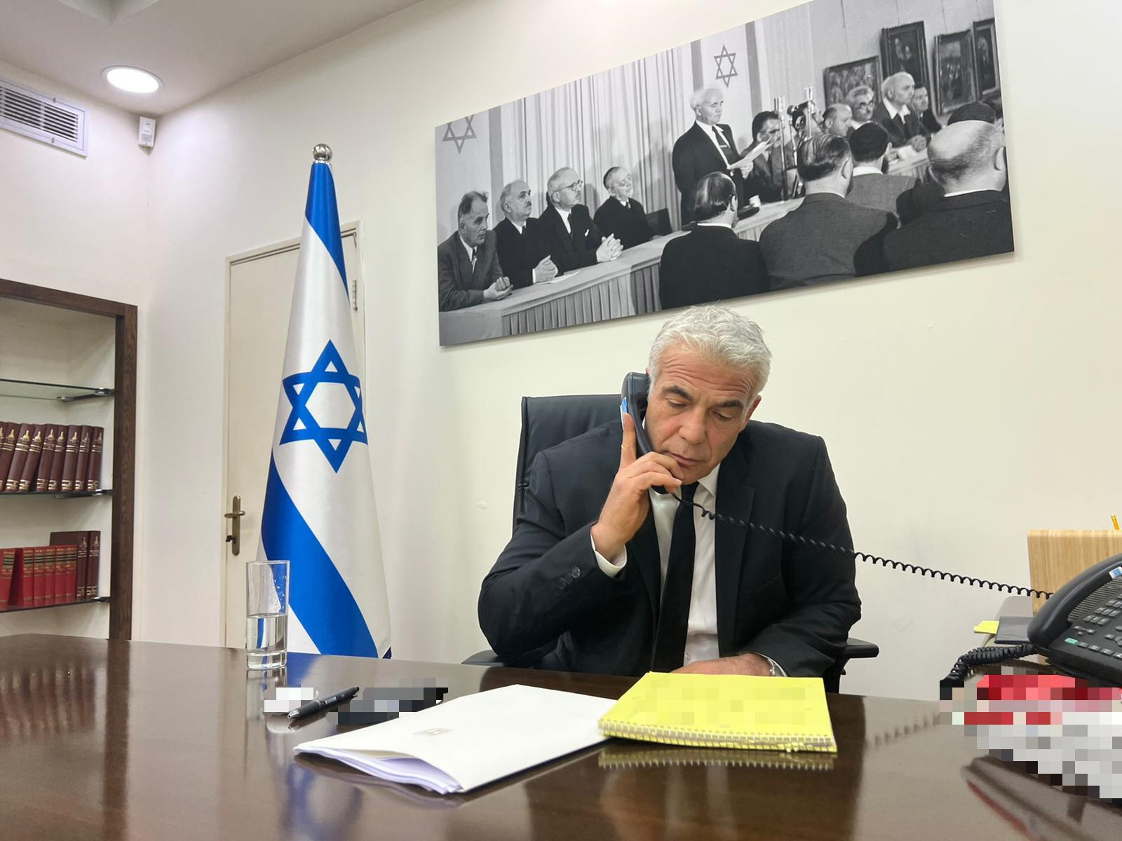 Premierminister Yair Lapid am Telefon